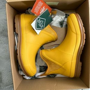 Women’s ankle high Muck boots size 11